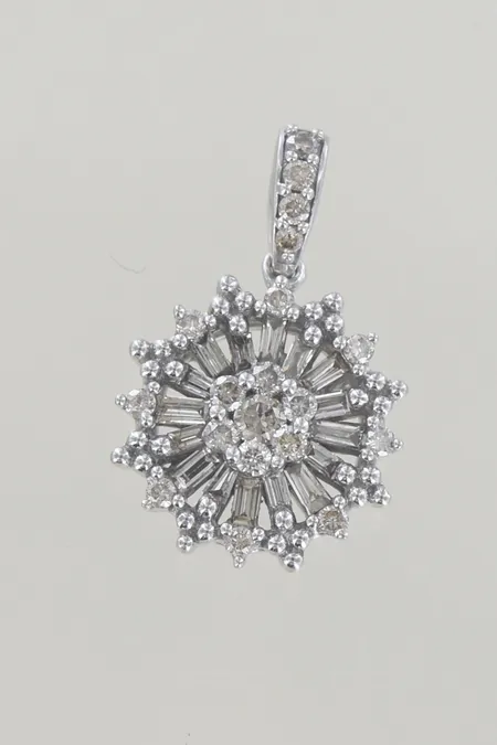 Hänge med diamanter 0,42ct, längd 2 cm, 18K Vikt: 1,8 g