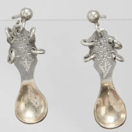 Ett par örhängen, längd ca 28mm, bredd 8mm, svenska stämplar, saknar snurrebussar, 830/1000 silver Vikt: 2,5 g