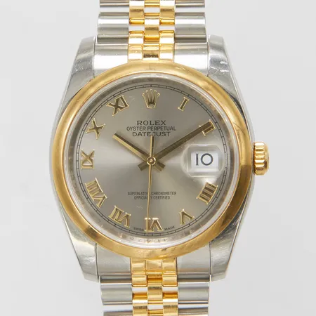 Herrur Rolex Datejust, stål/guld, 36mm, ref: 116243, snr: E64E5755, boettnr: 2080, Cal. 3135, verknr: 3 3510275, safirglas, datum, slät ring ej modellenlig, jubileelänk, stål/guld, ref: 63603, viklås crownclasp, manual, certifikat daterat 2011-11-18 Nymans, box, ytterkartong, OBS!, modellen såldes med en diamantring som ej medföljer, klockan har en slät ring som den inte ska ha. 