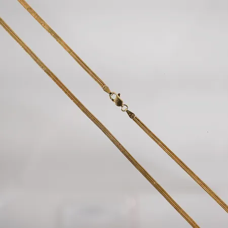 Kedja med små klämskador längd 46cm bredd 2,5mm 21k 6,8g Vikt: 6,8 g