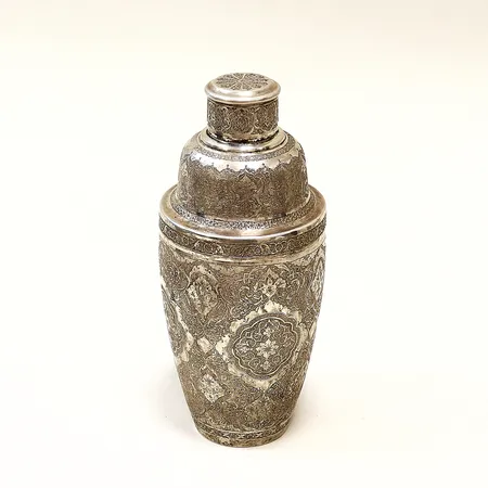 Shaker 1900-tal, riklig ciselerad dekor i medaljonger, höjd 22cm, stämpel HP eller IPI, 84, Persien, silver. Vikt: 440,9 g