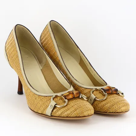 Ett par pumps Gucci Beige Woven Raffia Horsebit Round Toe stl:36½, klackhöjd:75mm, bruksslitage under sulor, en nit i spänne saknas, kartong medföljer Vikt: 0 g