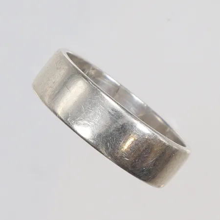Ring slät stl:18¼ bredd 6mm GD&Co (Guldvaruaktiebolaget G. Dahlgren & Co) silver 830/1000 Vikt: 4,4 g