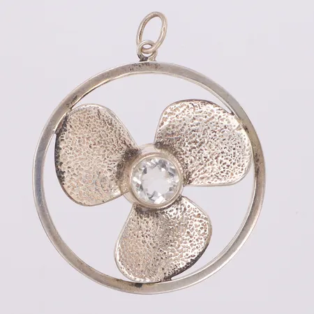 Hänge med vit sten, längd 48mm, NSE Köping, 925/1000 silver Vikt: 14,7 g