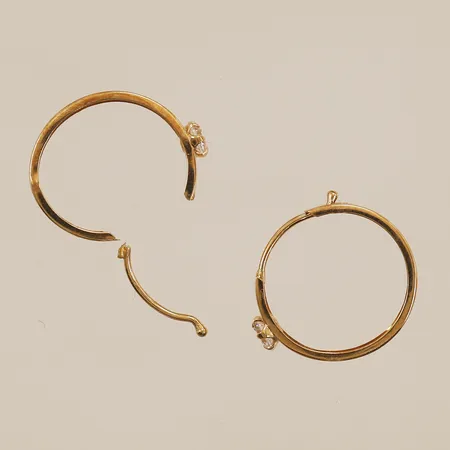 Ett par örhängen, defekta, 18K Vikt: 0,9 g