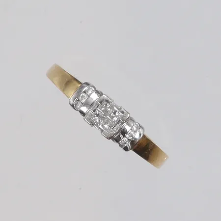 Ring tvåfärgad med 4xca0,02ct princesslipade diamanter samt 6xca0,01ct diamanter stl:17 bredd 1,5-4mm GHA 18K Vikt: 2,9 g