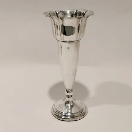 Vas på fot med vidgad och profilerad mynning, höjd 17cm, Ø 7,5cm, gravyr, bucklig fot, fylld fot, 830/1000 silver Vikt: 95,3 g