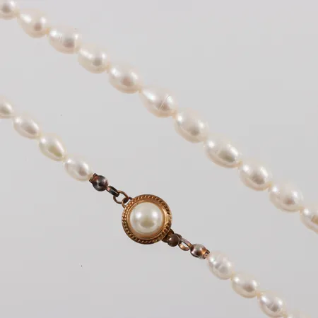 Collier odlade sötvattenspärlor,lås i gulmetall,längd ca 42 cm,bredd 5.9 mm.