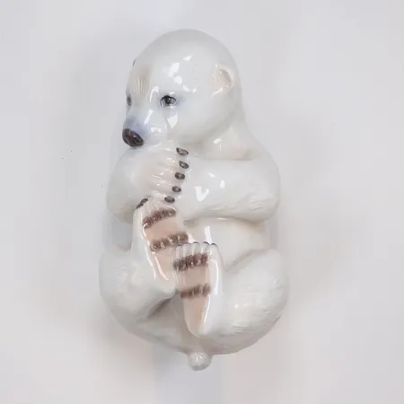 Figurin i form av Isbjörnsunge Royal Copenhagen modell 538 längd 16cm höjd 9cm 