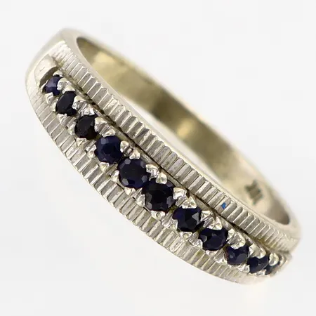 Ring med safirer, stl 17½, bredd: 2-6mm, vitguld 18K Vikt: 3,7 g