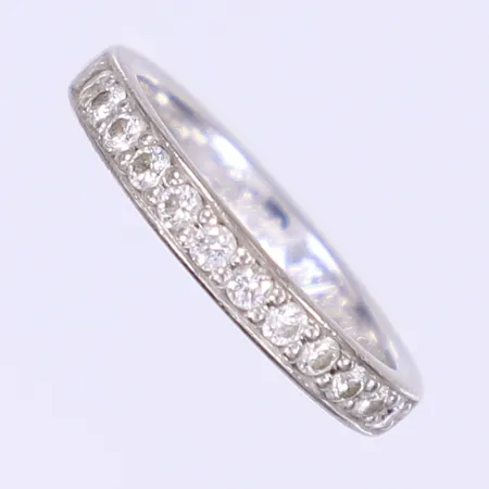 Halvalliansring med diamanter totalt 0,36ctv enligt garvyr, stl 16½, bredd 3mm, tillv. Schalins, vitguld, gravyr, 18K  Vikt: 4,1 g