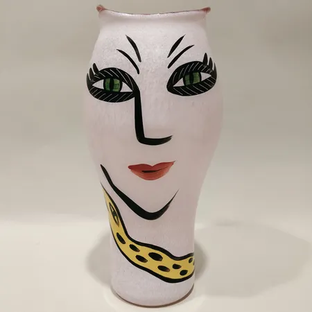 Vas Kosta Boda, Open Mind Ulrica Hydman-Vallien,  höjd 35cm, signerad, referensnummer: 48745, handmålad gult, grönt, rött och svart mot rosa botten, etikettmärkt, träsockel, slitage på sockeln Skickas med postpaket.