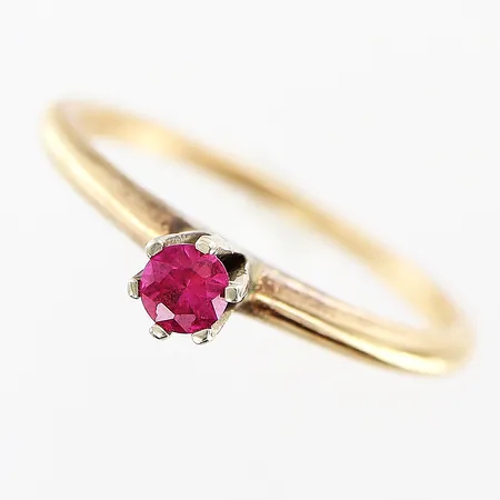 Ring stl 15¾, bredd 1-3mm, röd sten, skev infattning, 14K Vikt: 1,4 g
