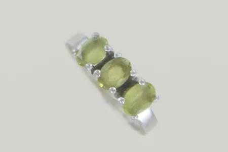 Ring med stenar stl 18½ mm, bredd 5,7 mm, silver 925/1000 Vikt: 1,9 g