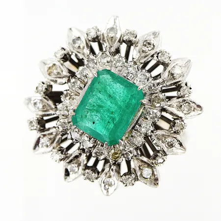 Ring med smaragd och diamanter 44 x ca 0,005-0,01ct, stl 19¼, defekter på klor, sprickor i diamanter och smaragd, vitguld i behov av rodiering, skev skena, 18K Vikt: 7 g