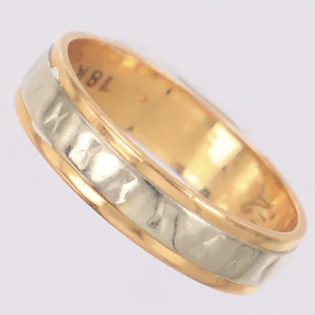 Ring tvåfärgad stl:18¼, bredd 5mm, gravyr, 18K Vikt: 4,1 g