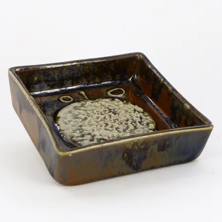 Fat signerad Sylvia Leuchovius Rörstrand 10,5x10,5cm, höjd ca 30mm Skickas med paket.