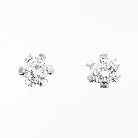 Ett par örhängen, briljantslipade diamanter 2 x ca 0,12ct, vitguld, 18K. Vikt: 1,1 g