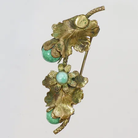 Brosch i gulmetall samt gröna detaljer längd 50mm, med slitage och små defekter 1900-talets första hälft 