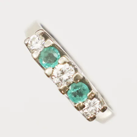 Ring med smaragder och diamanter, 1xca0,16ct 2xca0,10ct, stl 18¼, bredd 2-4,4mm, vitguld, 18K Vikt: 5 g