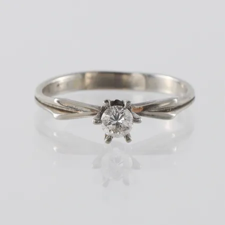 Ring vitguld med solitär diamant på 0.25 ct enligt inskription, storlek 18 mm,bredd 2.6-5.3 mm, defekt vid fattning,18k Vikt: 2,3 g