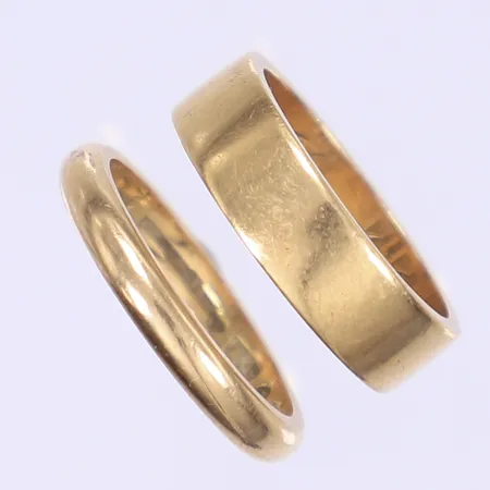 Två ringar släta gravyr 18K  Vikt: 8,7 g