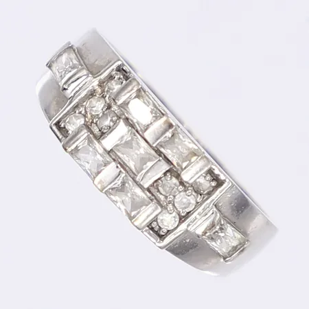 Ring med vita stenar stl 18 bredd 4-6mm 14K Vikt: 4,7 g