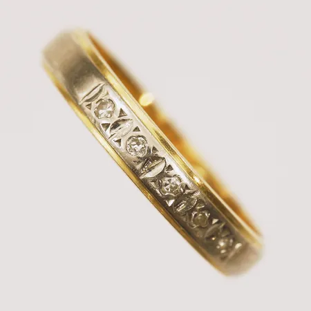 Ring med diamanter ca 5x 0,01ct, 8/8-slipade, tvåtonad, stl 16¾, bredd 3,4mm, gravyr, 18K Vikt: 2,2 g