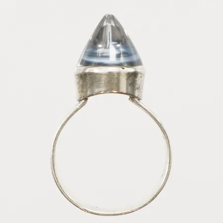 Ring med hög cabochonslipad syntetisk blå spinell, stl 17, bredd 11,1mm, höjd 12,5mm, 835/1000 silver Vikt: 4,8 g