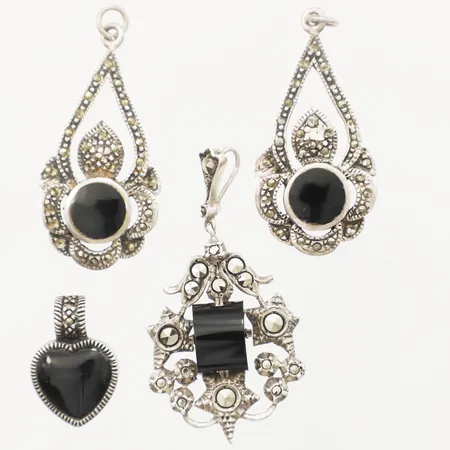 Fyra hängen med obsidian samt markasiter, längd 21-48mm, bredd 14-25mm, 835-925/1000 silver Vikt: 15,8 g