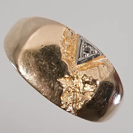 Klackring med diamant Stl: 18½ bredd 3,4-10,4mm 18k 4g Vikt: 4 g