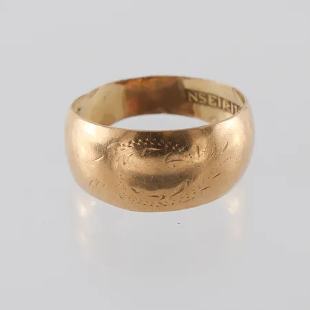 Ring Ø17½, bredd: 9,3-13,8mm, skev, 18K, 1,9g.