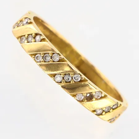 Ring vita stenar stl:16¼, bredd 2-3mm, 1 sten saknas, 18K. Vikt: 1,9 g