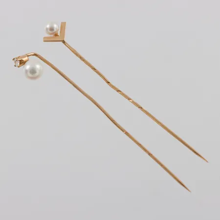 Kravattnålar 2 st 18k med odlade pärlor,längd ca 6 cm. Vikt: 1,8 g