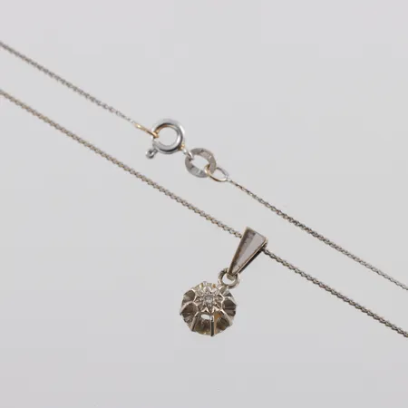 Collier med hänge 18k vitguld med diamant på ca 0.015 ct,längd ca 38 cm,hängets höjd med ögla ca 17 mm. Vikt: 2,6 g