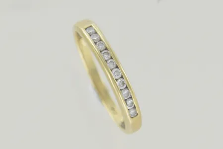 Ring med diamanter ca 10x0,01ct, Ø 17¼ mm, bredd 2,8 mm, 18K Vikt: 1,9 g