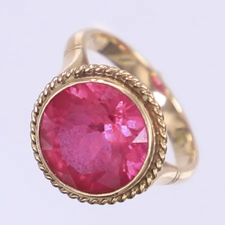 Ring med rosa sten, stl 15¾, 14K Vikt: 4,1g Vikt: 4,1 g
