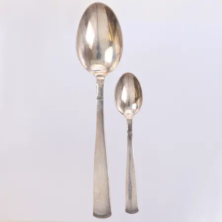 2 Skedar, längd 12cm respektive 18cm, modell Rosenholm, GAB, 830/1000 silver Vikt: 56,4 g