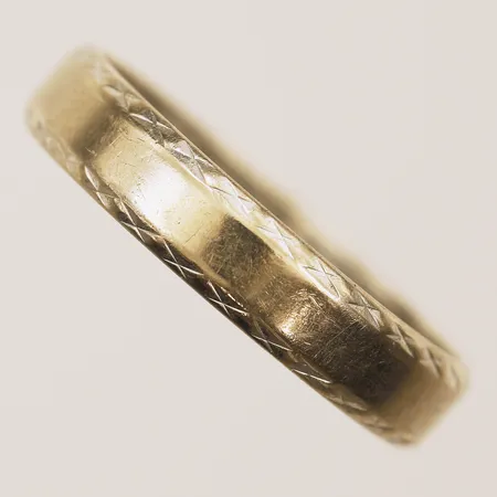 Ring, vitguld, stl 17¼, bredd 3,9mm, gravyr, bör rodieras om, 18K Vikt: 3 g