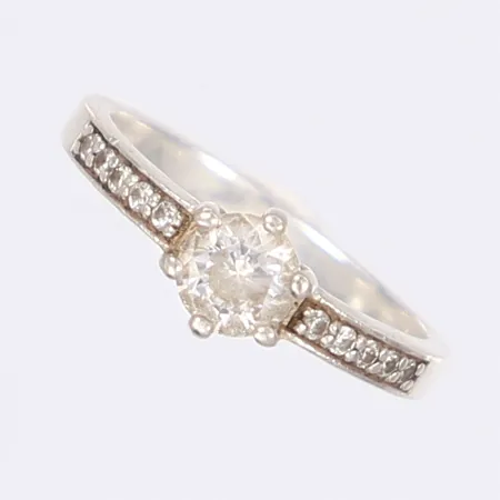 Ring med vita stenar stl 16 silver 925/1000  Vikt: 1,9 g