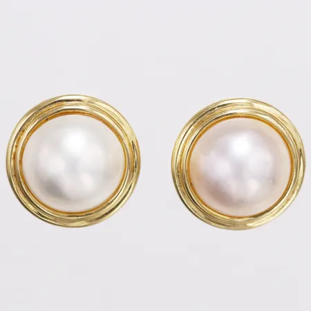 Ett par örhängen med mabépärlor Ø18mm, stift/clips, ena stiftet skevt, 18K Vikt: 10,3 g