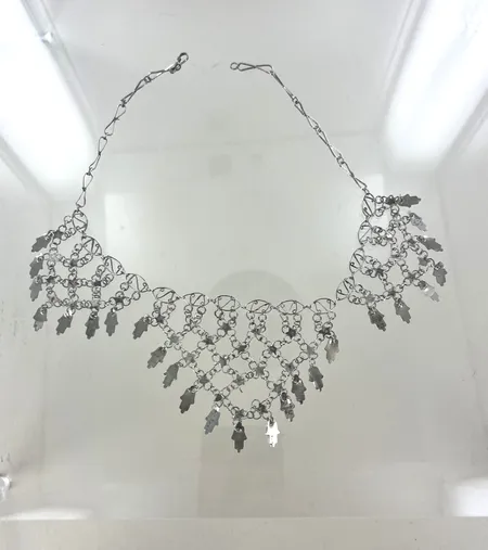 Collier längd 44 cm, höjd 8 cm, inga stämplar, silver Vikt: 23 g