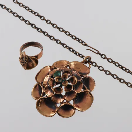 HANNU IKONEN. collier med hänge + ring "Lava", brons, Valo Koru, Finland,hängets diameter 5 cm.