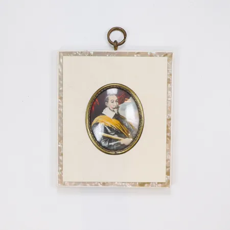 Miniatyrporträtt troligen Gustav II Adolf 1900-talets första hälft, 8,5x10cm, delvis bemålat porträtt möjligen delvis tryckt, troligen ben och pärlemoinläggningar i ramen 