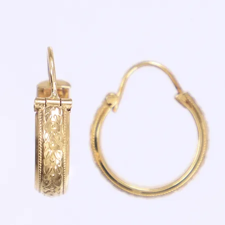 Ett par örhängen creoler med mönstrad dekor Ø13mm, bredd 5mm, 18K  Vikt: 1,9 g