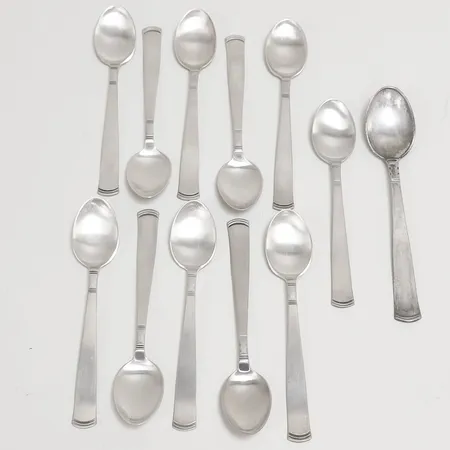 Tolv kaffeskedar modell Rosenholm, längd 11cm, gravyr, 830/1000 silver Vikt: 140,8 g