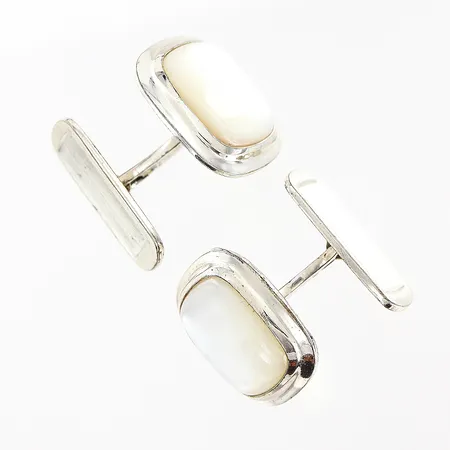 Ett par manschettknappar 17x14mm, pärlemor, silver 835/1000. Vikt: 11,3 g