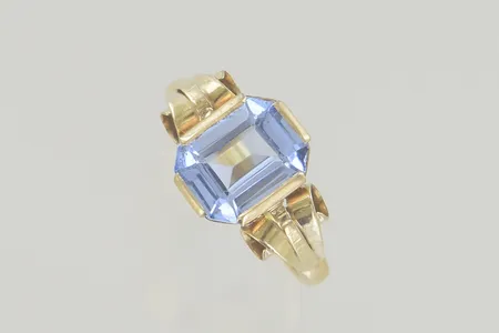 Ring med ljustblå syntetisk spinell, Ø 18½ mm, 18K Vikt: 5,1 g