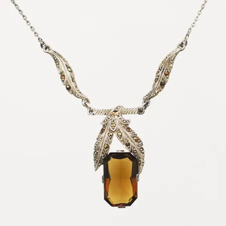 Collier med rökkvarts samt markasiter, längd 44cm, bredd 1-30mm, en markasit saknas, silver Vikt: 7,6 g