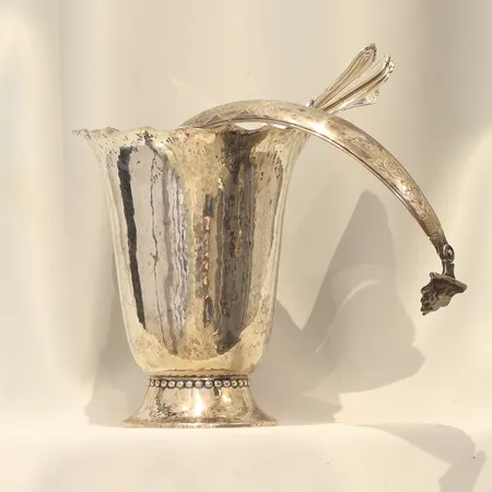 Diverse silver blanda annat vas, mockakoppar samt skedar, delvis defekt och gravyr silver 830/1000 Vikt: 1008,3 g